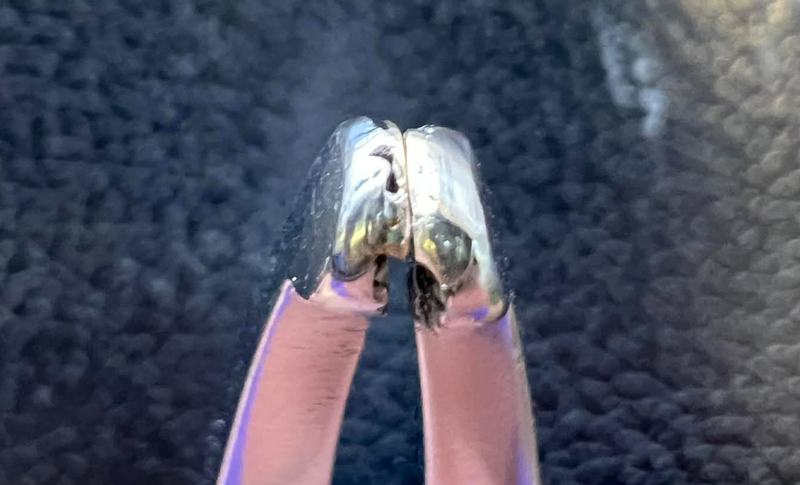 先端に白金加金をレーザー溶接して形を整えた、矯正用のプライヤー(拡大)