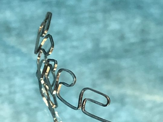 ワイヤーのループの部分を、近くから写したもの