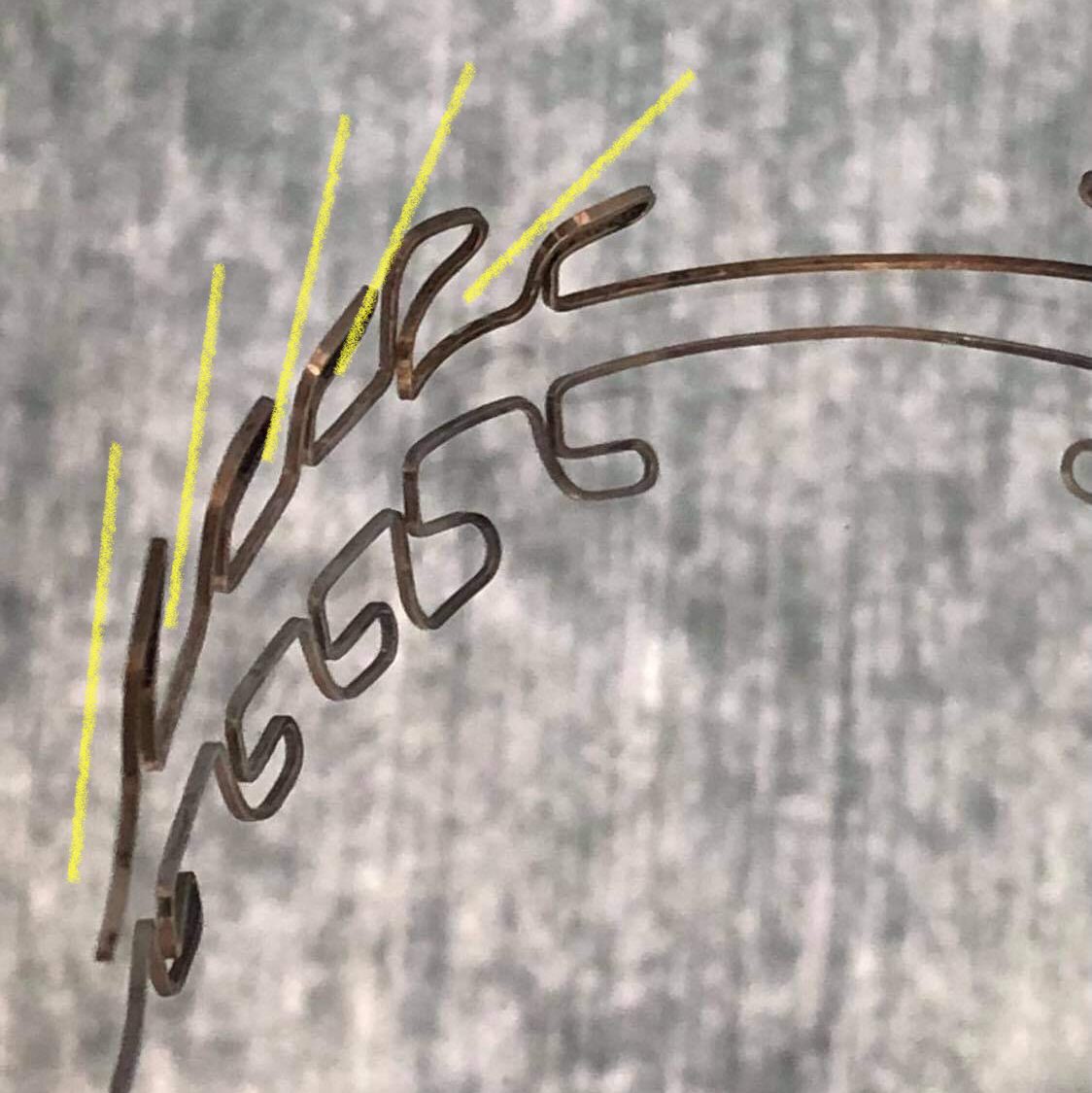 ループの部分に、黄色の線が書き込まれたワイヤー
