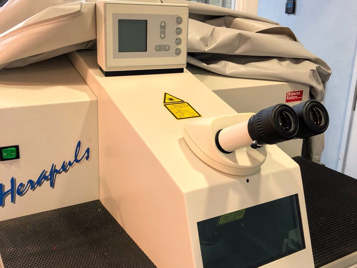 Laserschweißgerät im praxiseigenen Dentallabor